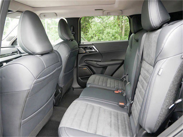 2025 Mitsubishi Outlander SE photo 4