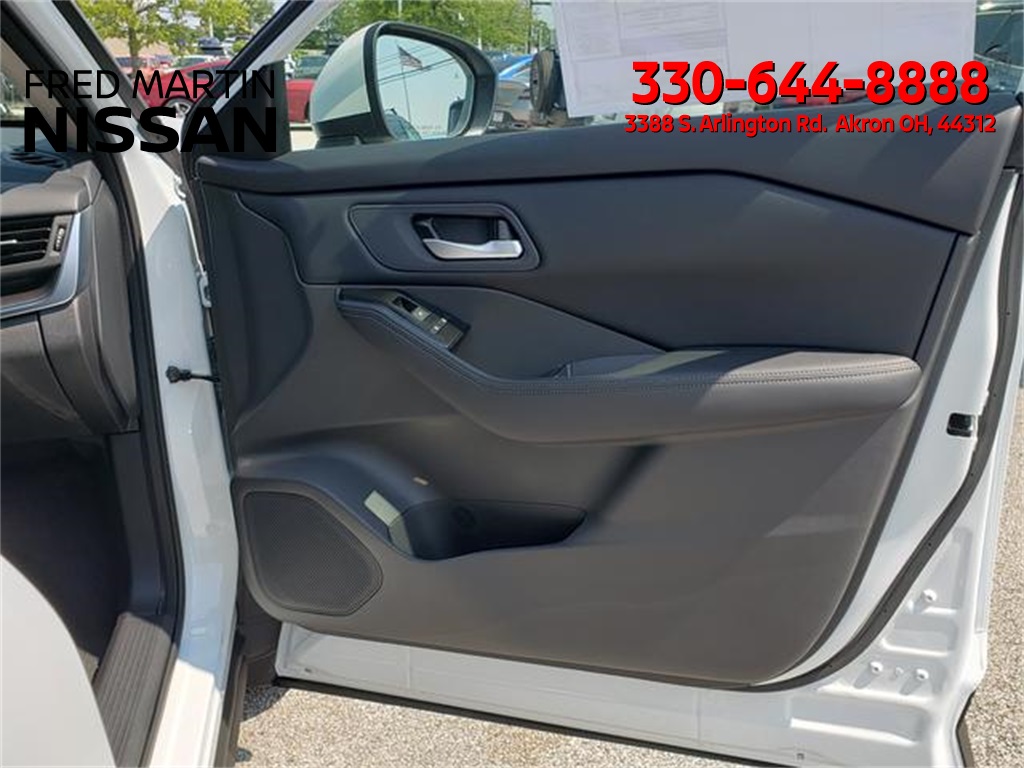 2025 Nissan Rogue SV photo 18