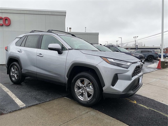 2025 Toyota RAV4 XLE's photo