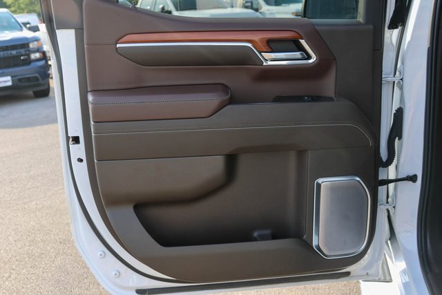 Used 2022 White Frost Tricoat GMC Denali image 17