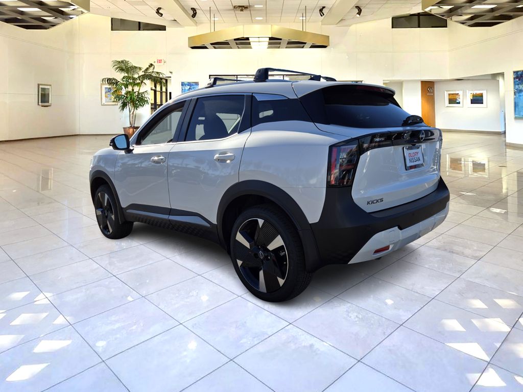 2026 Nissan Kicks SR photo 2