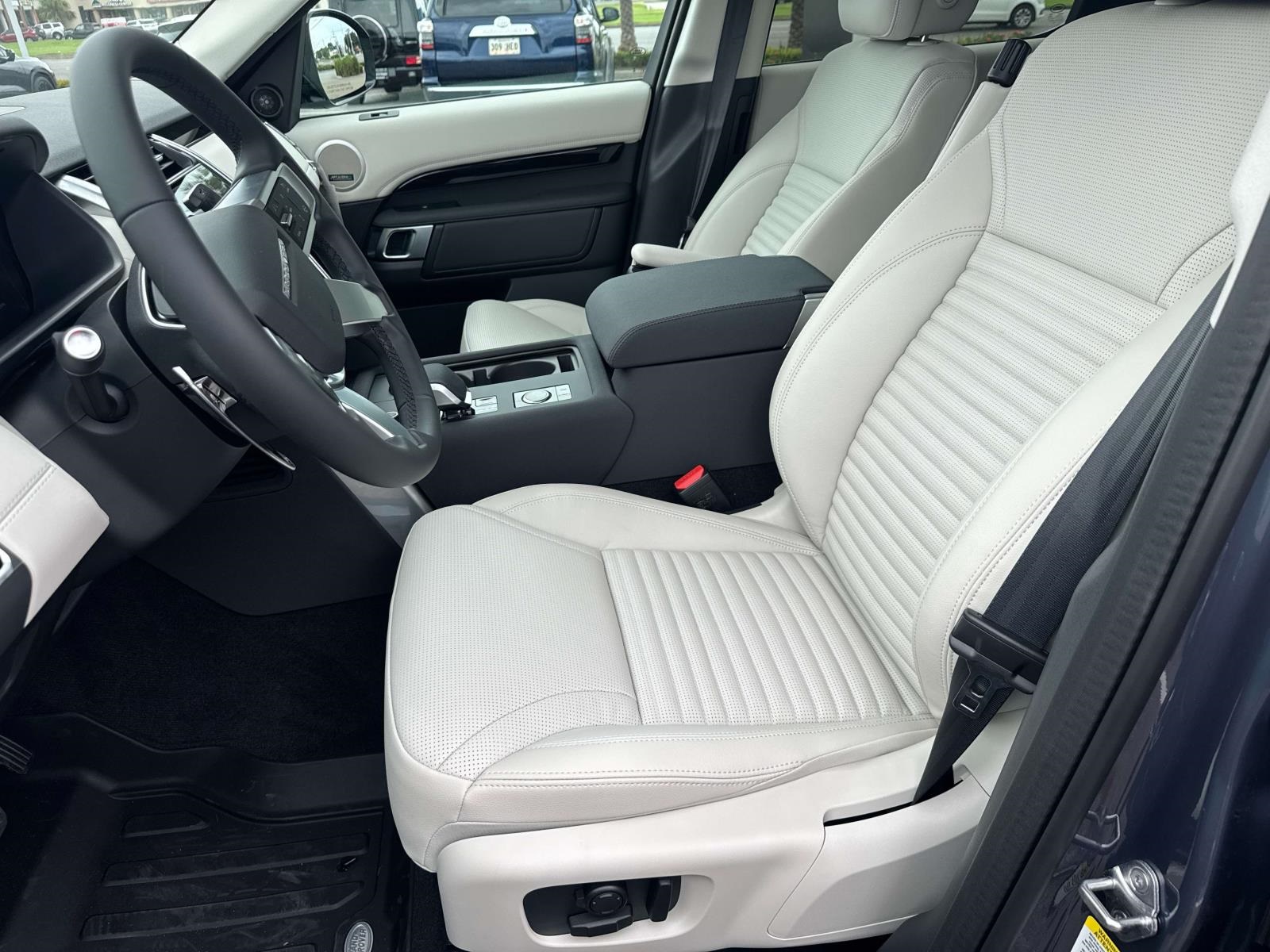 2025 Land Rover Discovery S photo 10