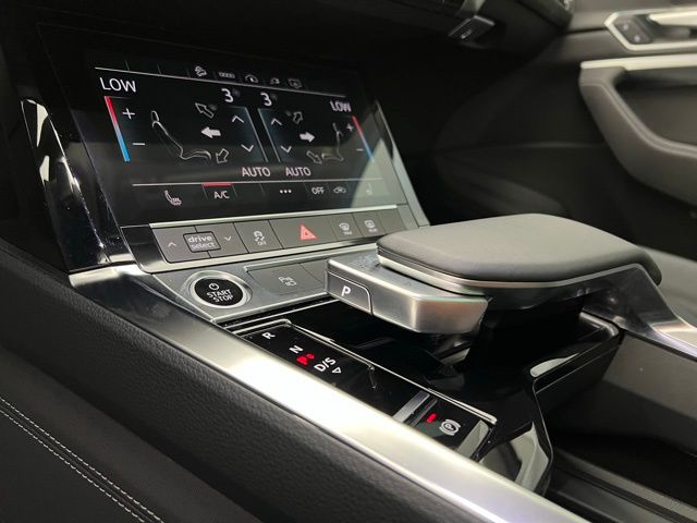 2022 Audi e-tron Premium photo 29