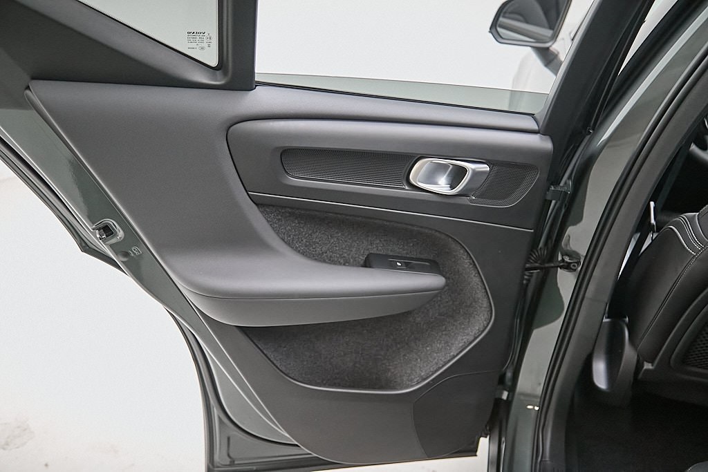 2026 VOLVO XC40 - Image 18