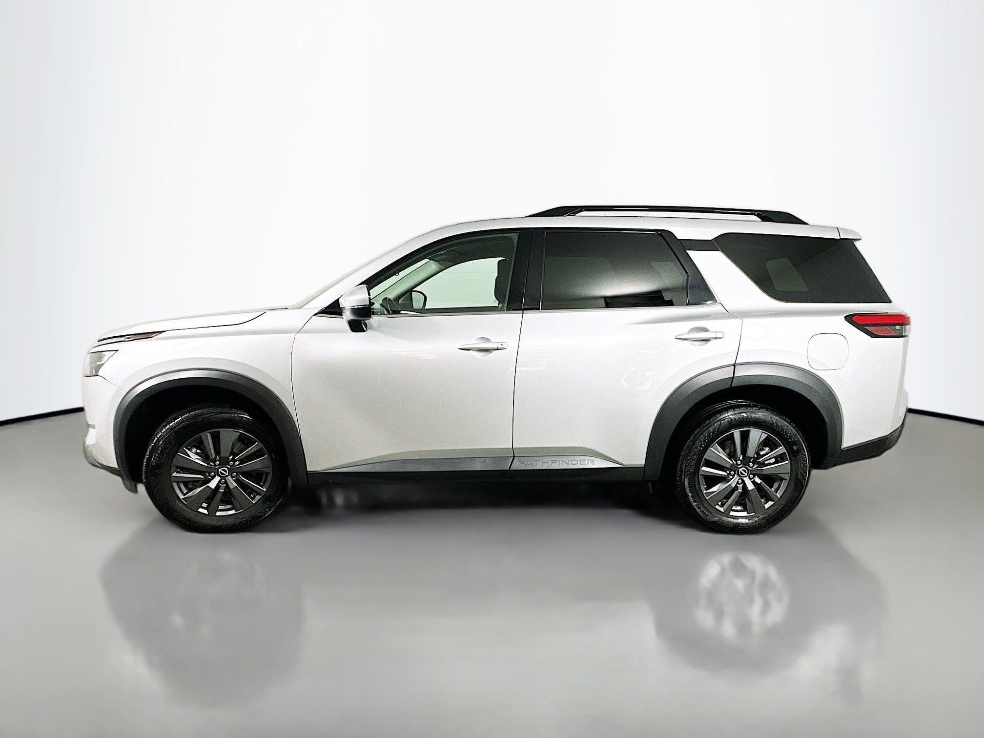 2023 Nissan Pathfinder SV photo 4