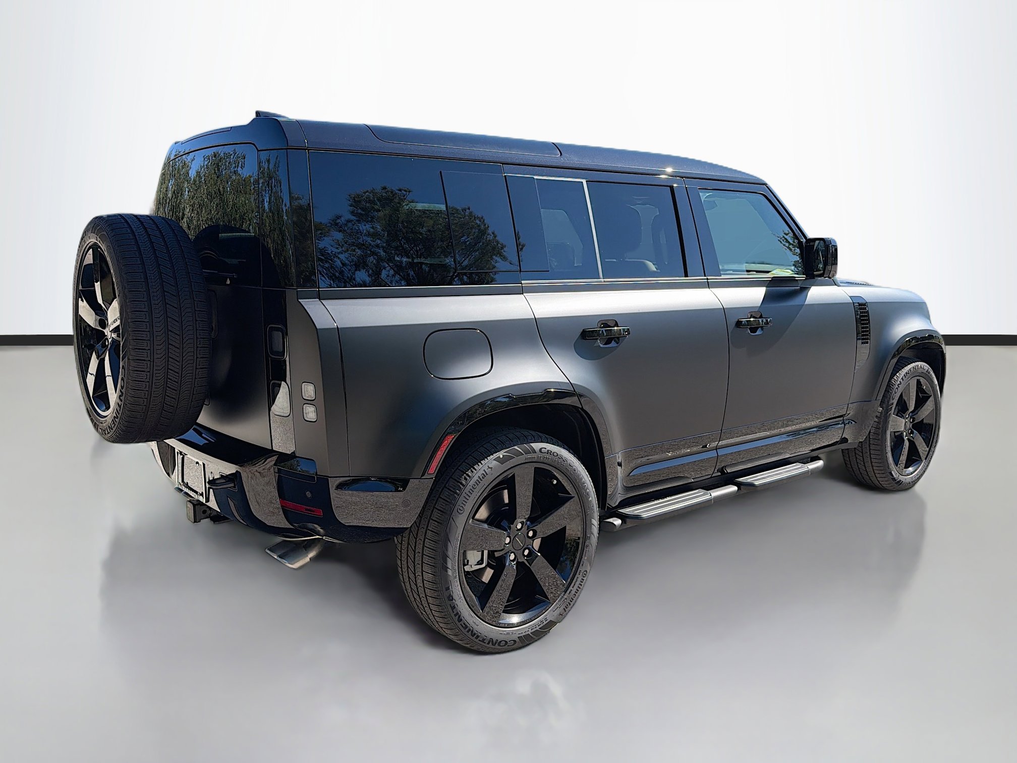 2026 Land Rover Defender 110 X-Dynamic SE photo 2