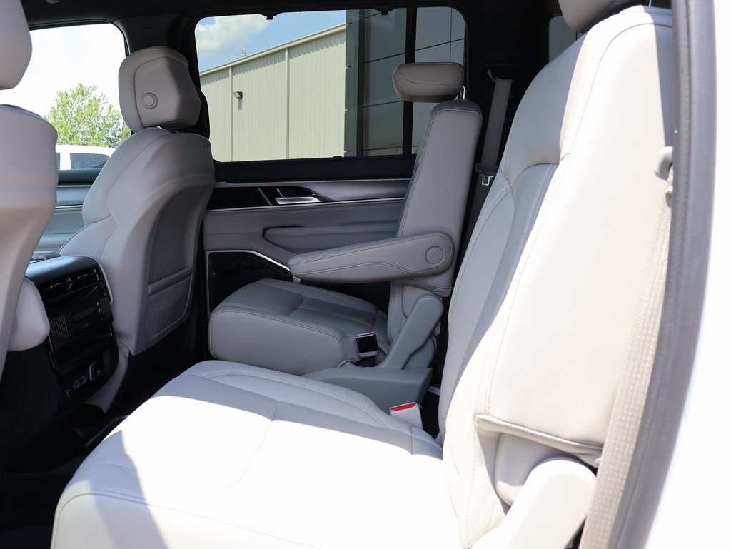 2025 Jeep Wagoneer L Series III photo 19