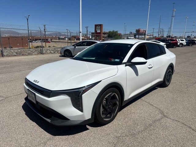 Used 2025 Snow White Pearl Kia EX image 1