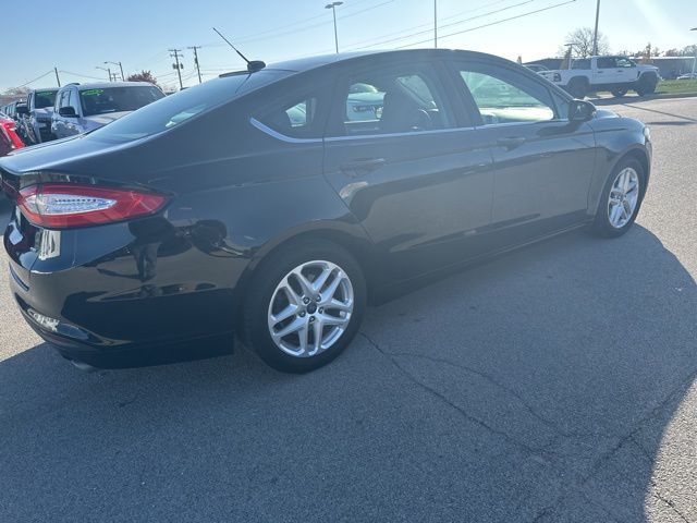 2016 Ford Fusion SE photo 2