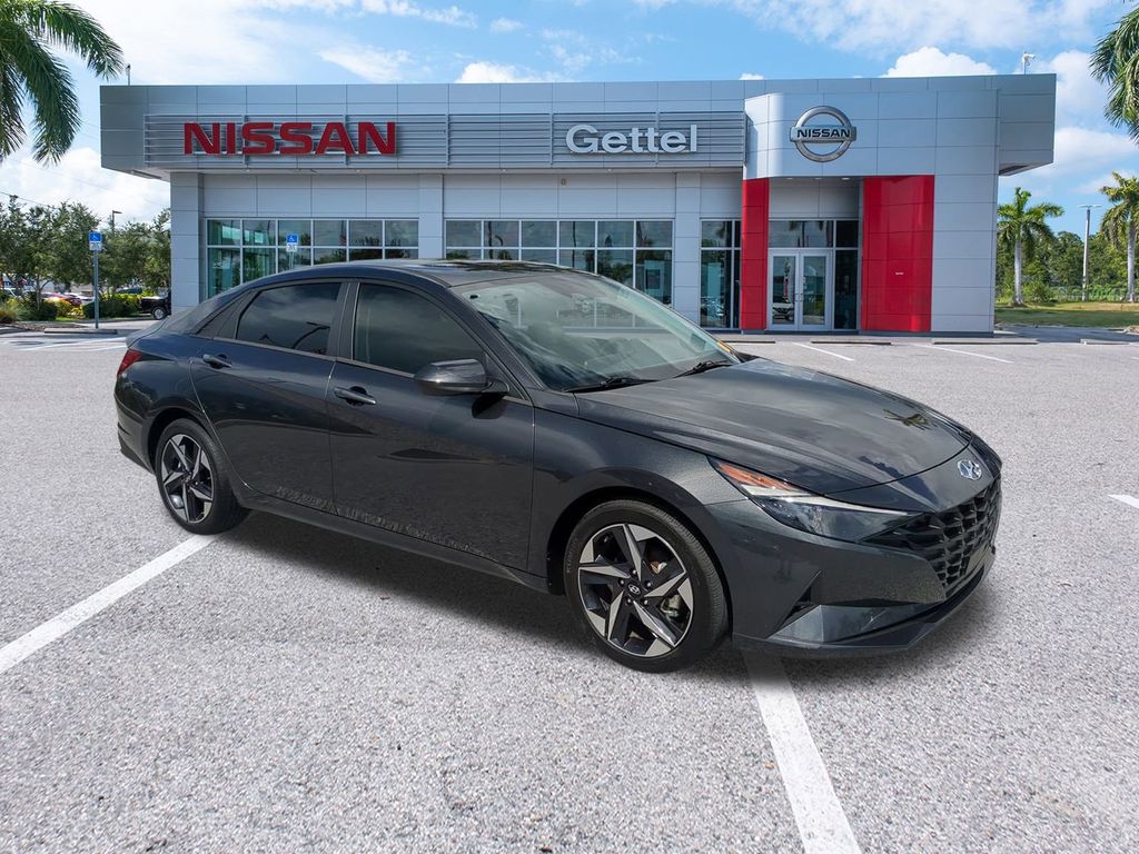 2023 Hyundai Elantra SEL photo 3
