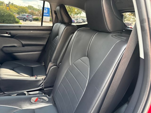2021 Toyota Highlander XLE photo 17