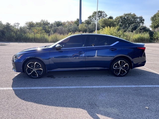2023 Nissan Altima 2.5 SR photo 13