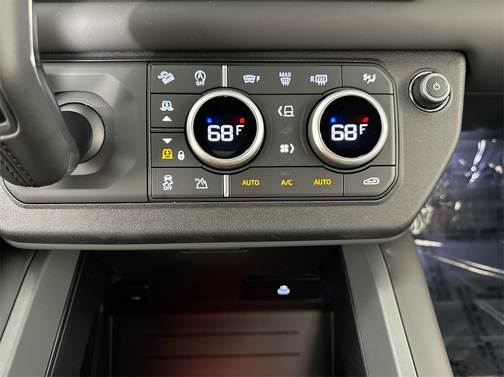 2025 Land Rover Defender 110 X-Dynamic SE photo 16