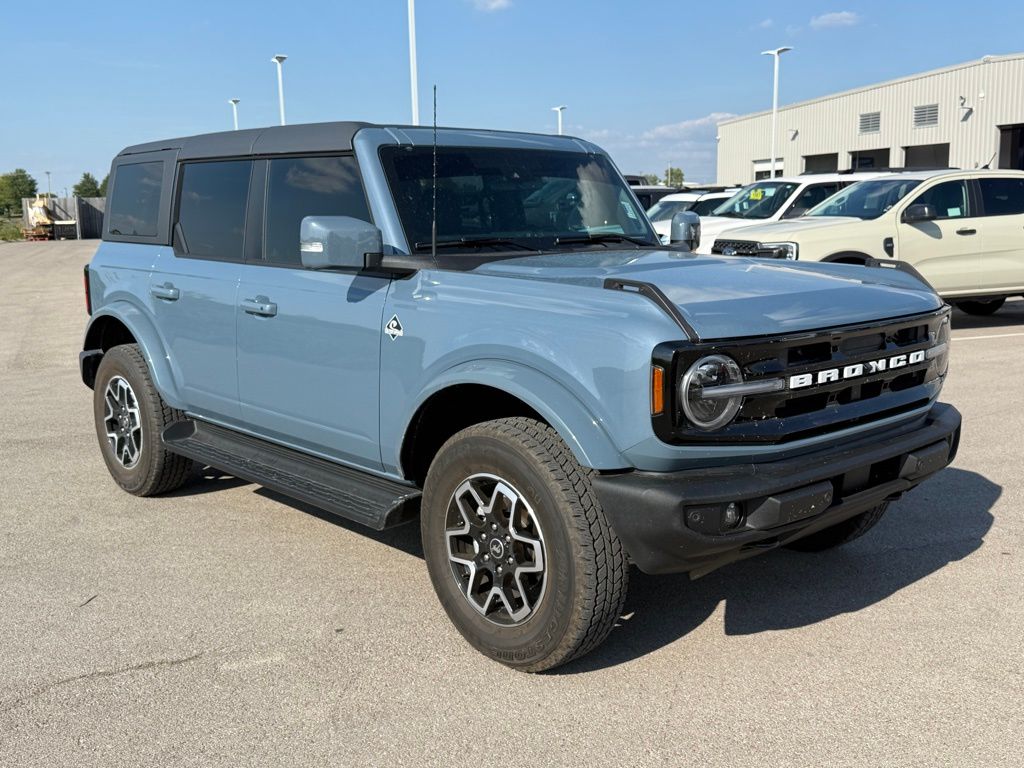 2025 Ford Bronco Outer Banks photo 2