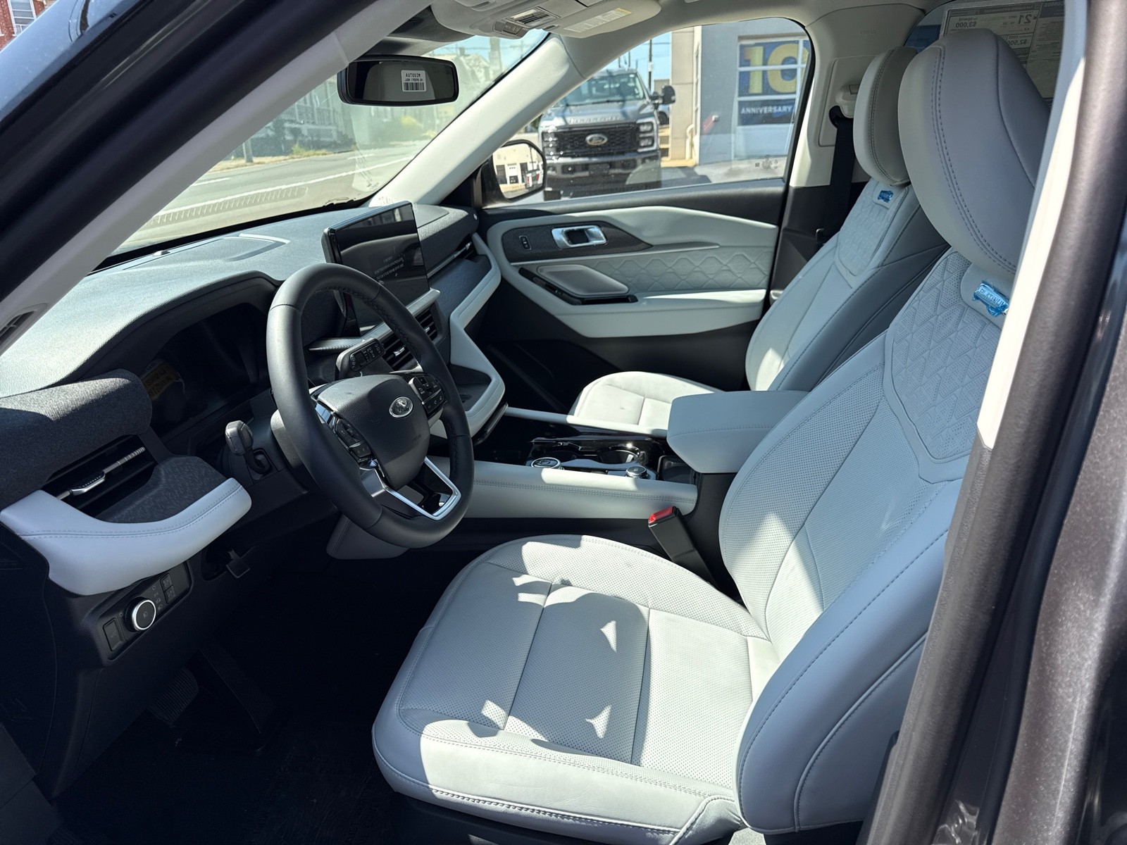 2025 Ford Explorer Platinum photo 9