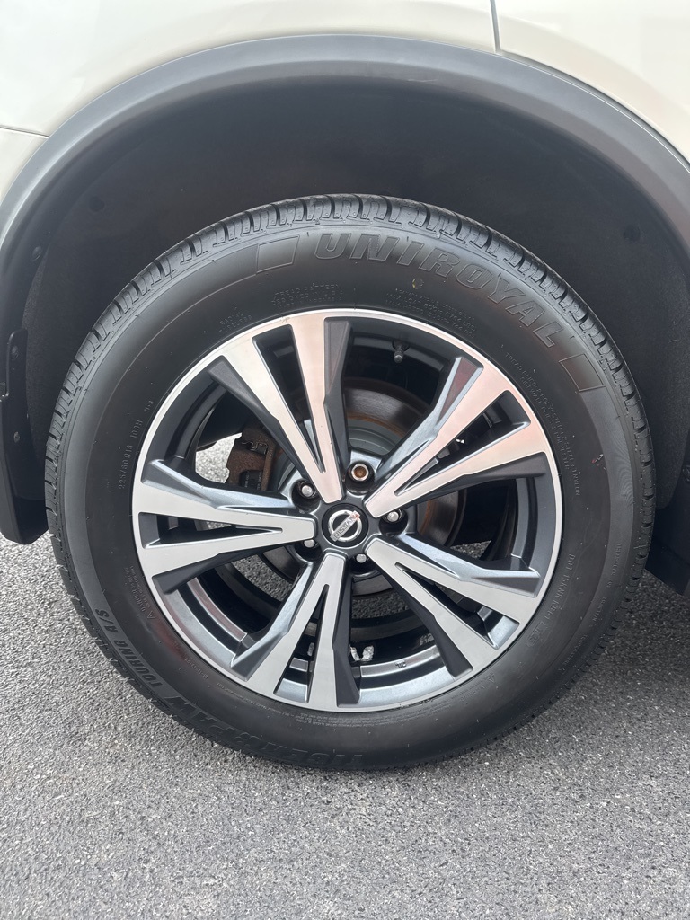 2017 Nissan Rogue SL photo 4