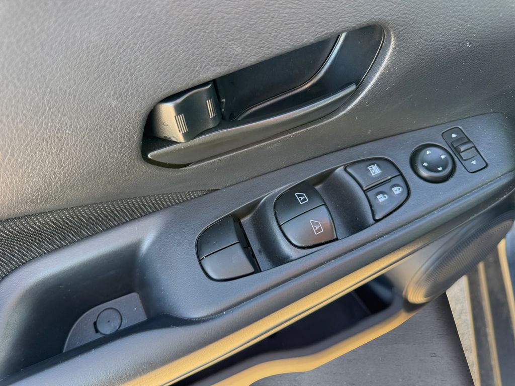 2025 Nissan Kicks Play S photo 12