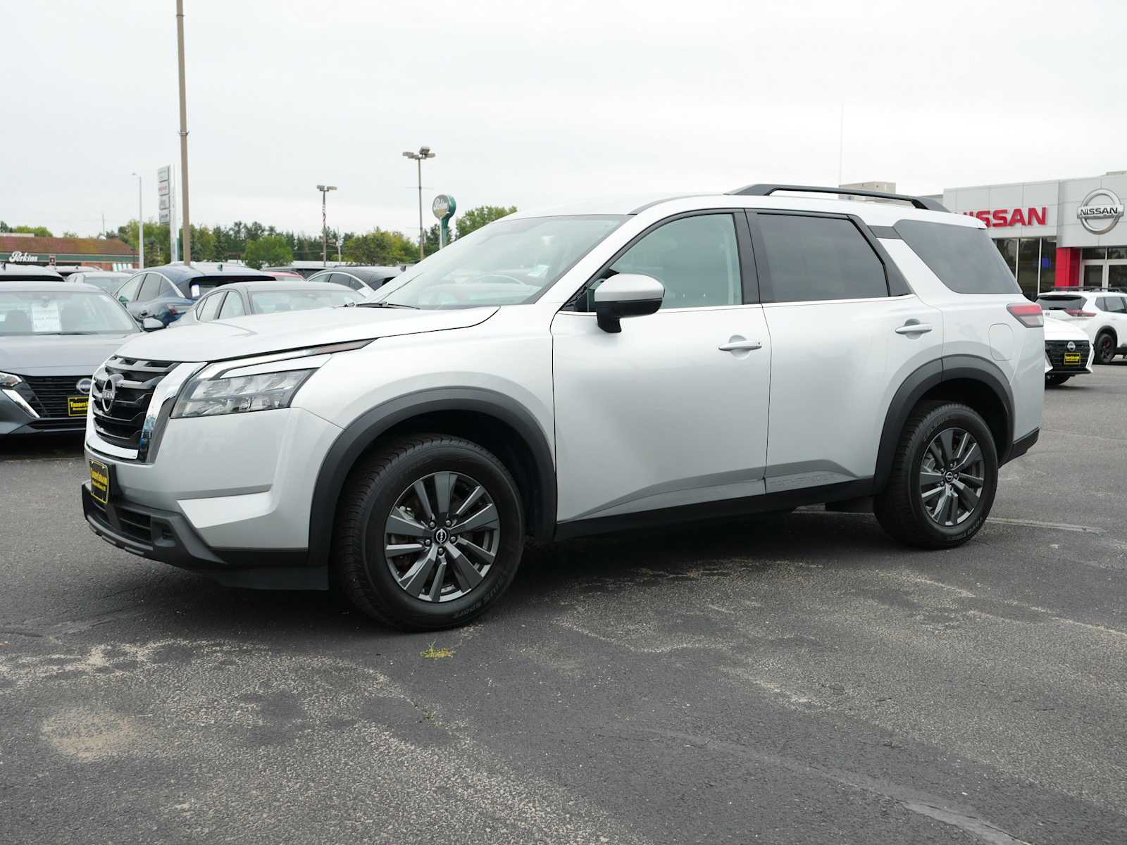 2023 Nissan Pathfinder SV photo 2