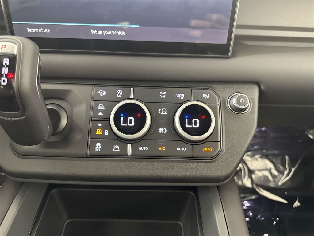 2025 Land Rover Defender 130 X-Dynamic SE photo 14