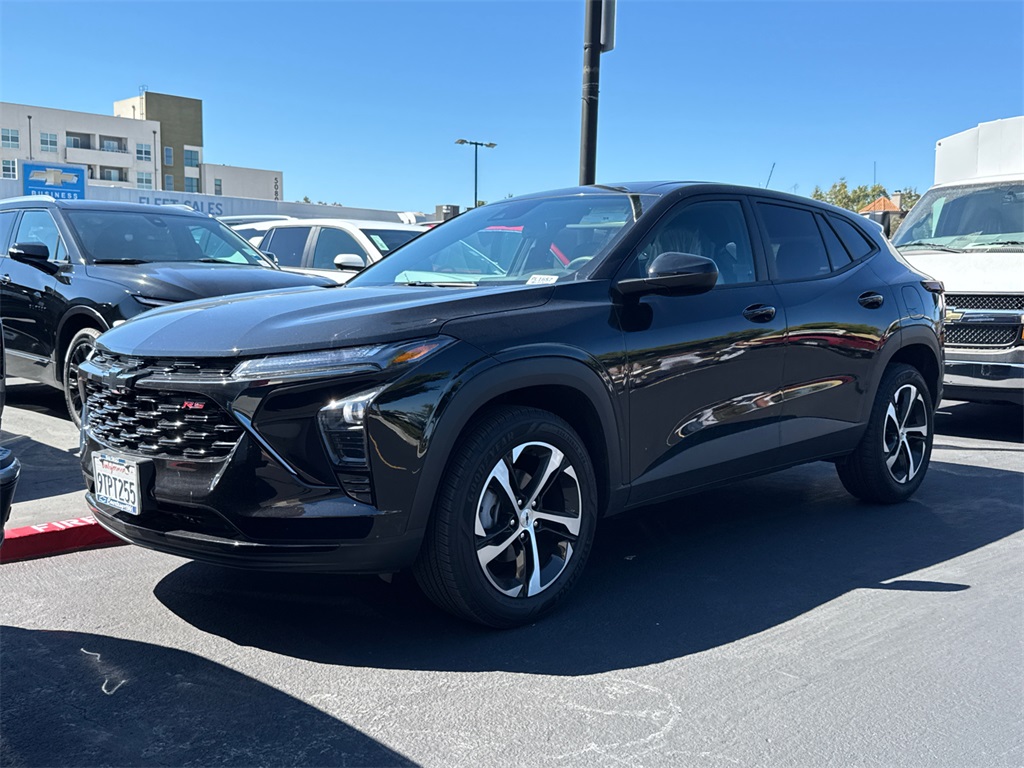 2025 Chevrolet Trax photo 2