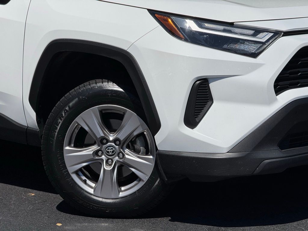 2023 Toyota RAV4 XLE photo 4