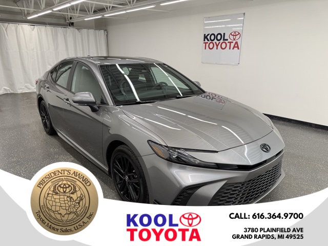 2025 Toyota Camry SE's photo