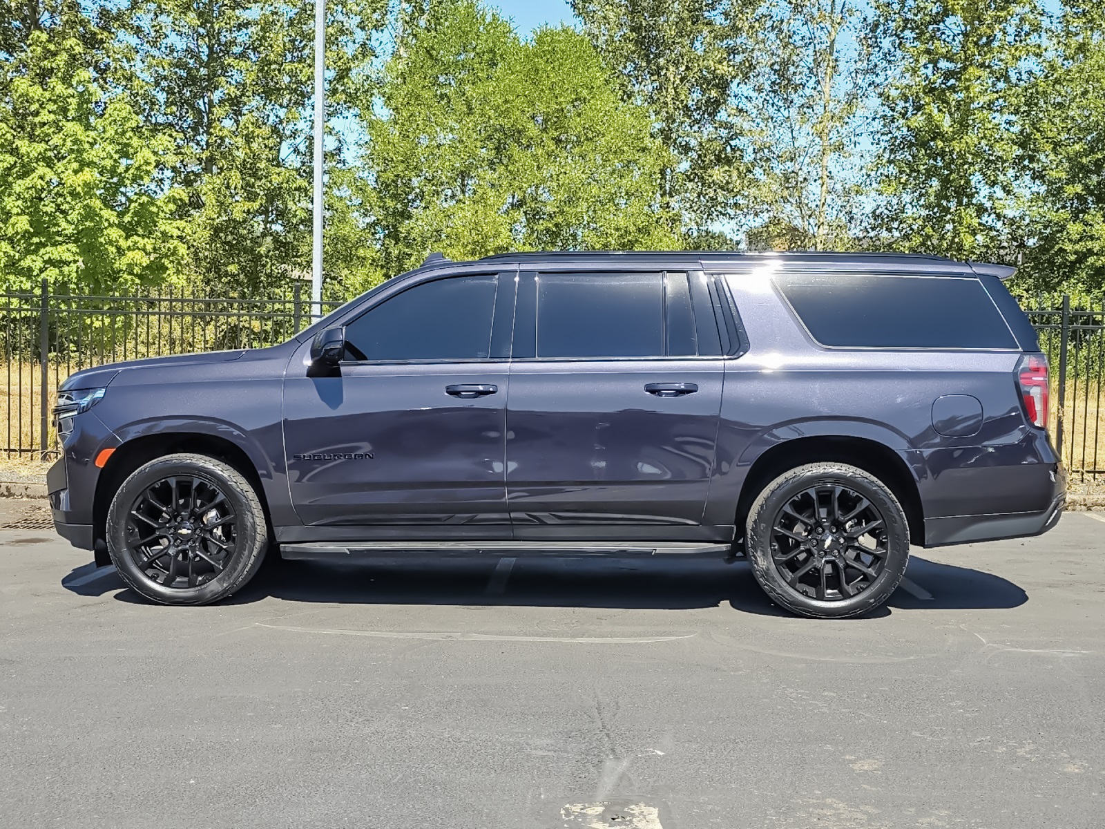 2022 Chevrolet Suburban RST photo 6