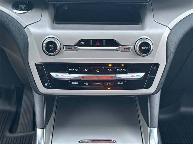 2023 Ford Explorer XLT photo 23