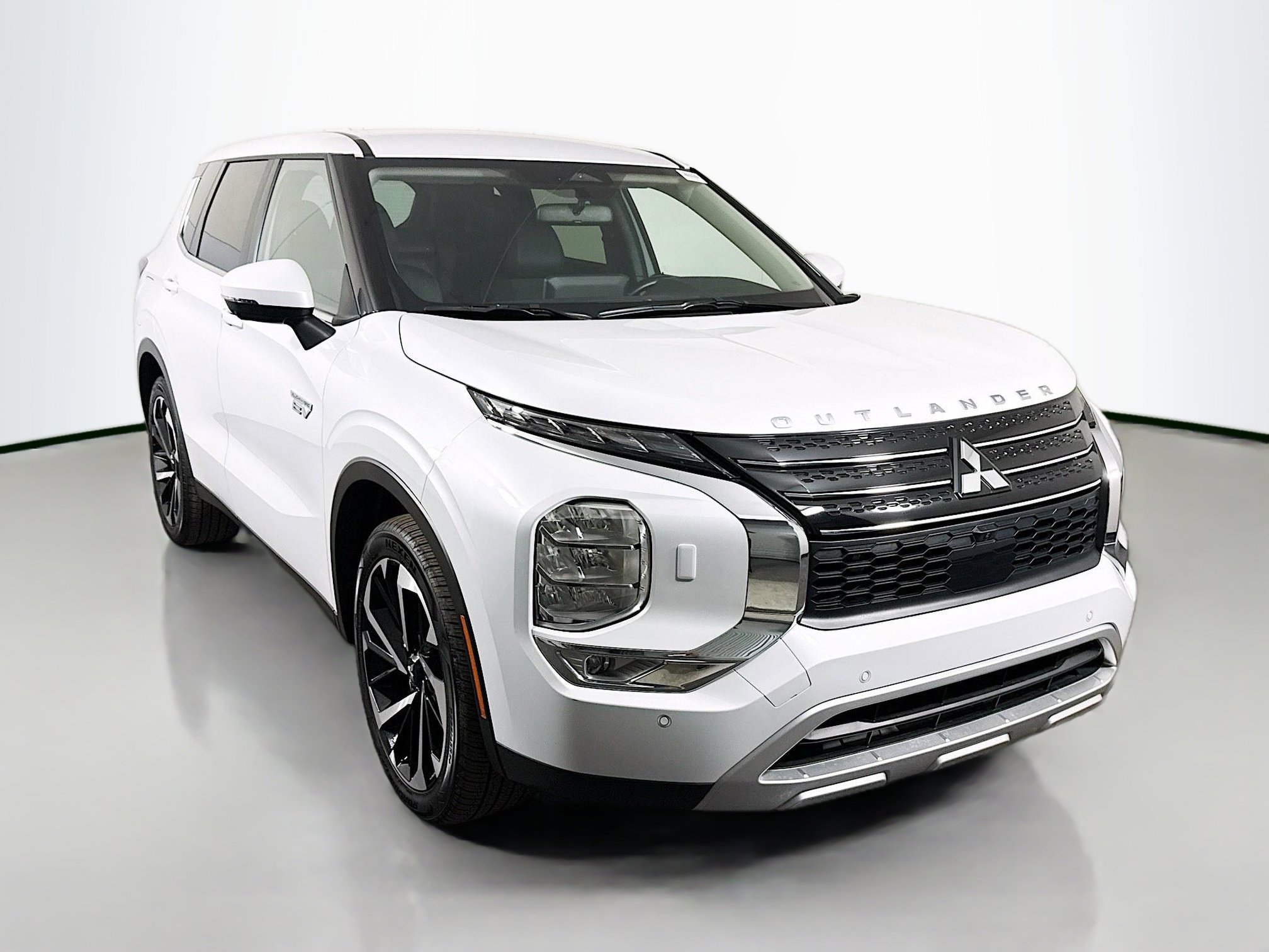 2024 Mitsubishi Outlander Plug-in Hybrid SE's photo