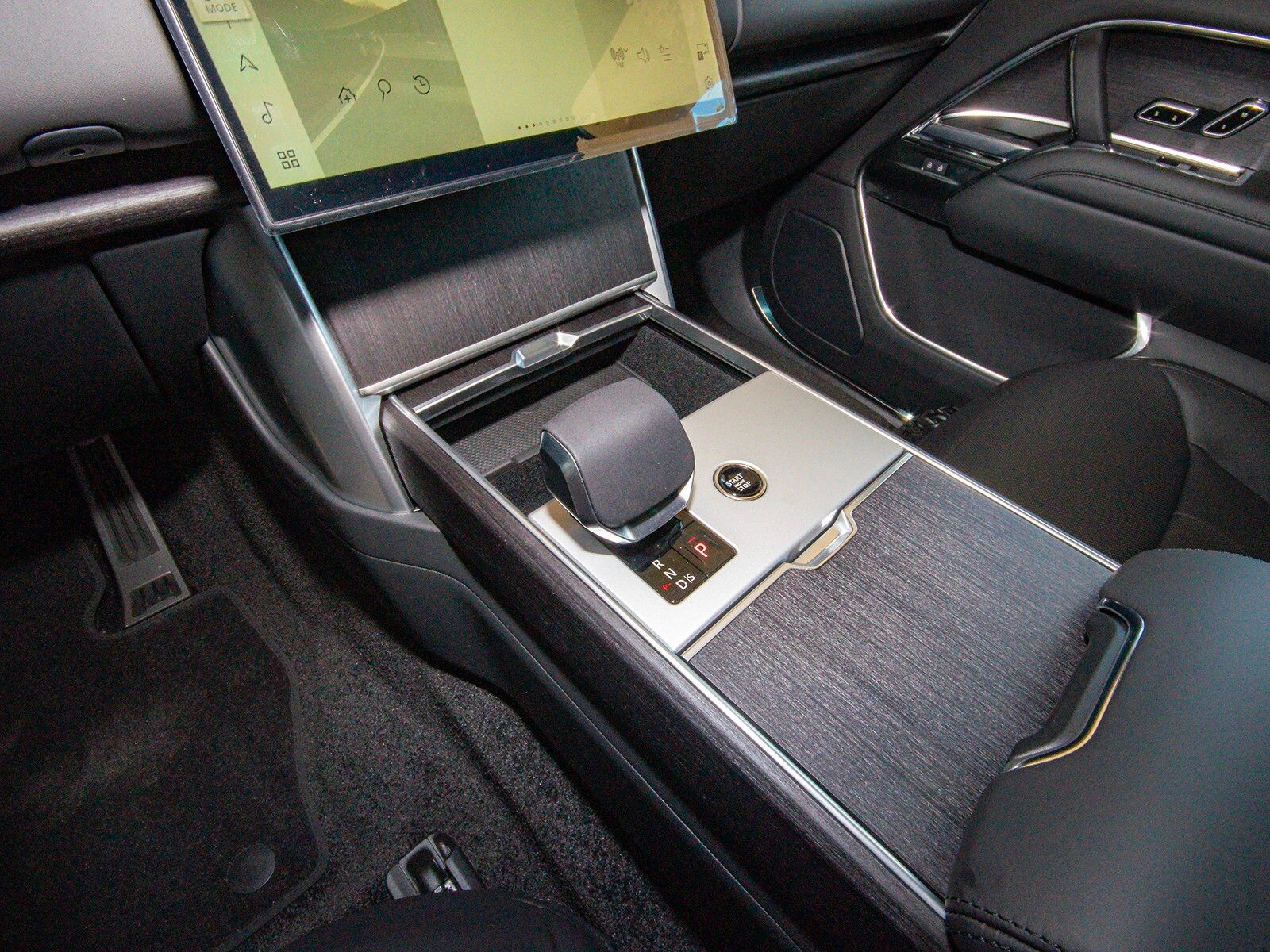 2025 Land Rover Range Rover SE photo 23