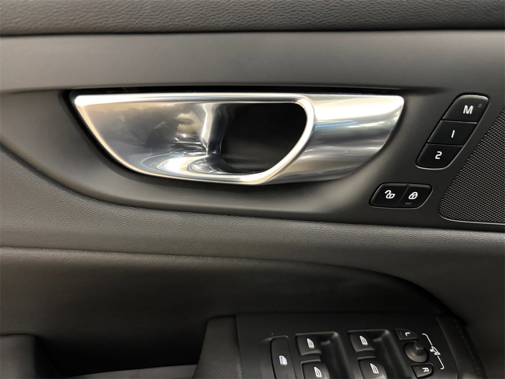 2023 Volvo S60 B5 Plus Black Edition photo 12