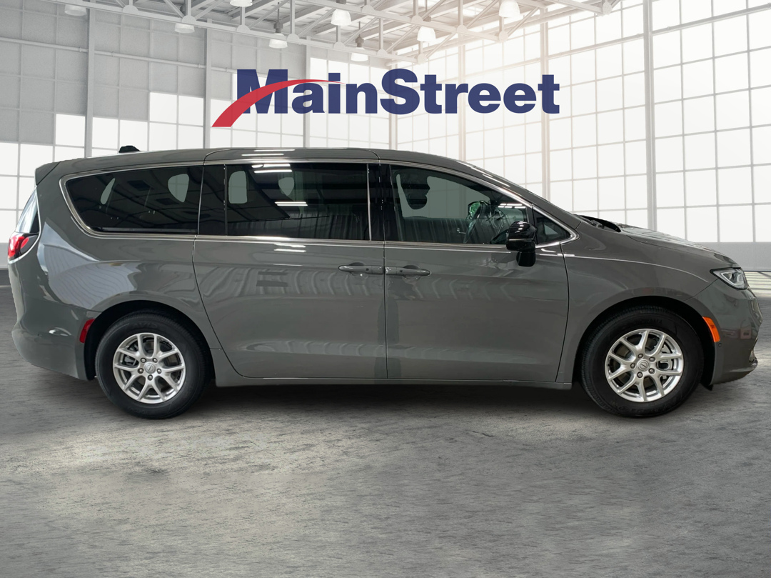 2025 Chrysler Pacifica photo 2
