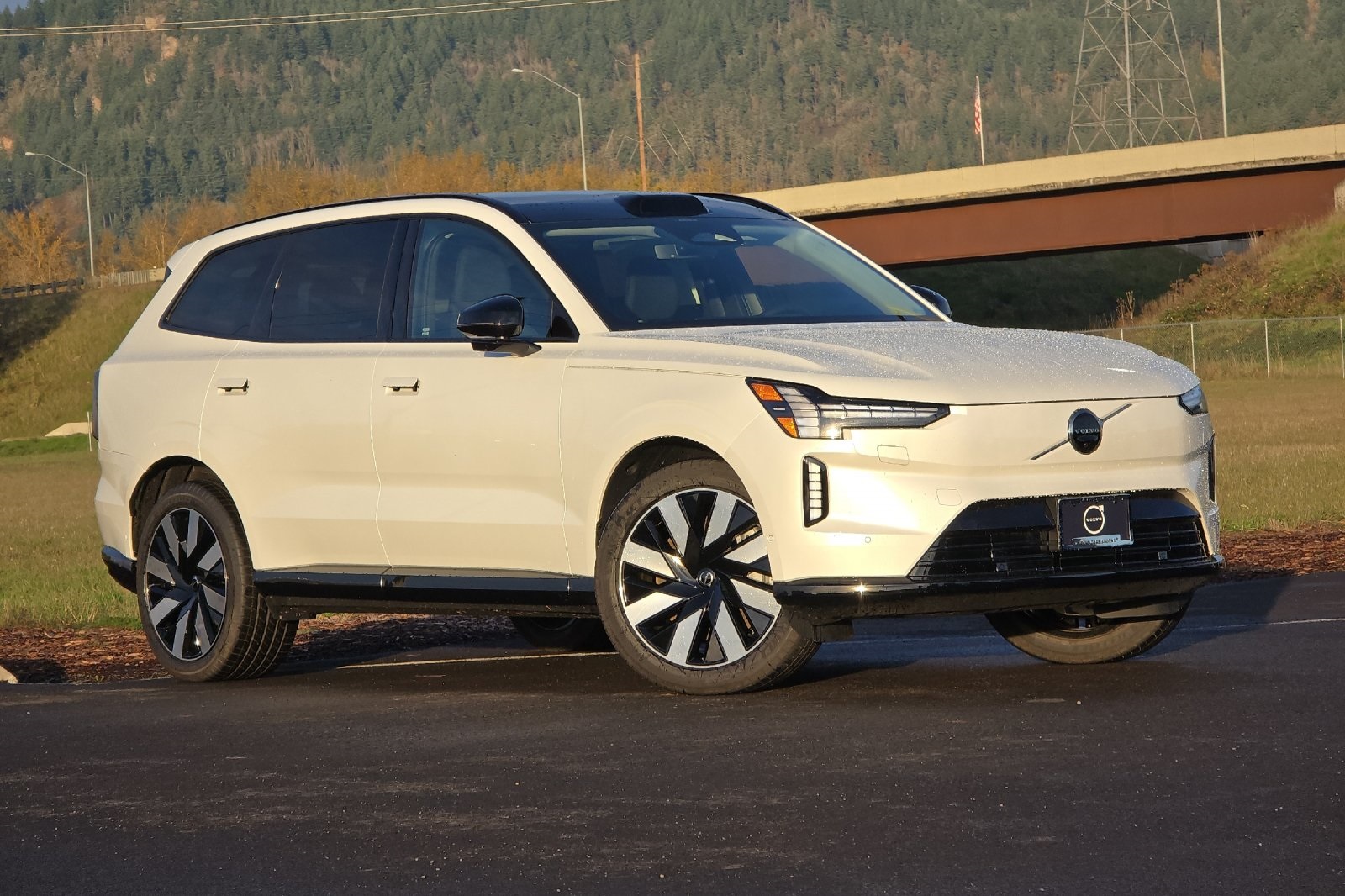 2025 Volvo EX90 Plus's photo