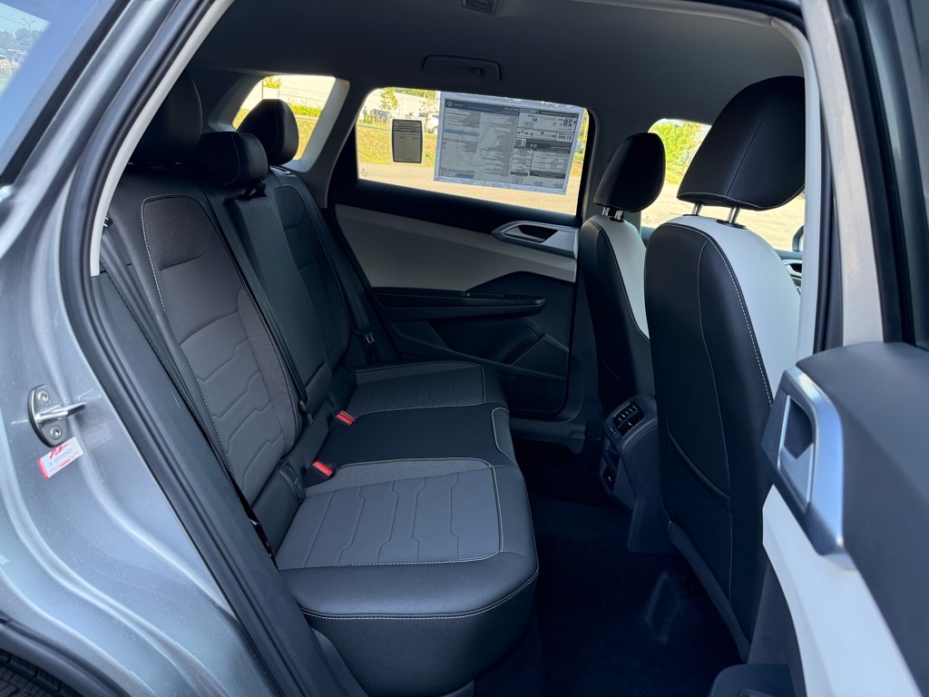 2025 Volkswagen Taos SE photo 8