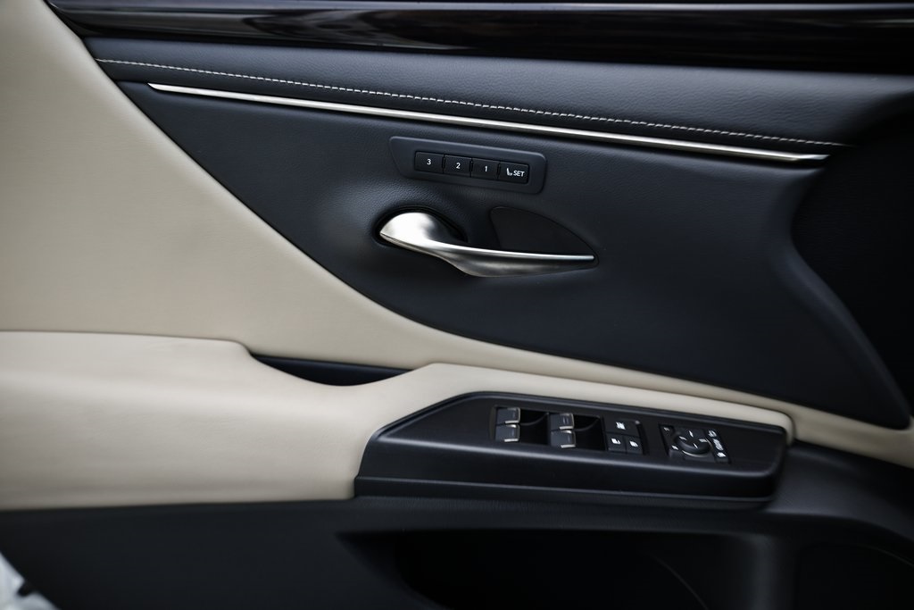 2021 Lexus ES 300h photo 13