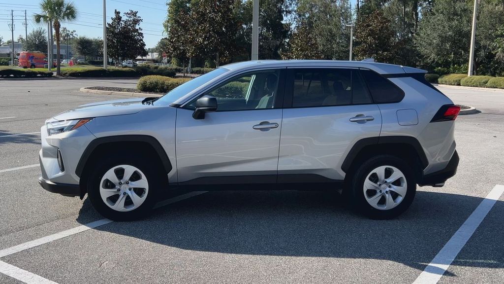 2024 Toyota RAV4 LE photo 4