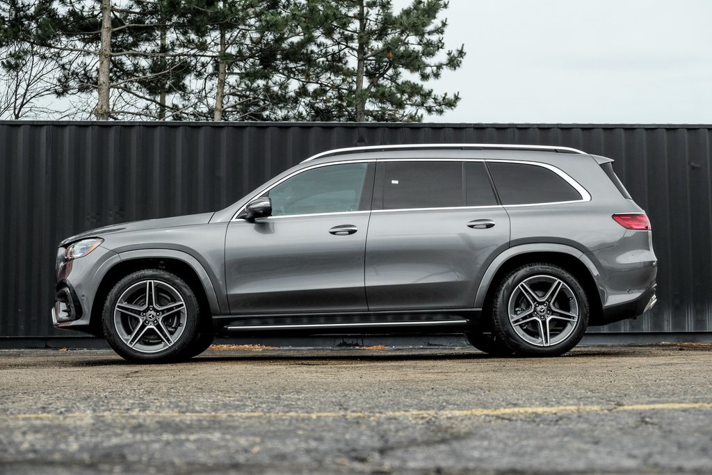 2025 Mercedes Benz GLS 450 4MATIC photo 3