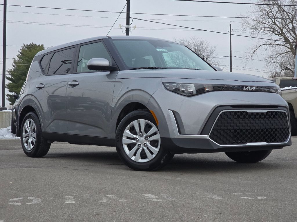 2025 Kia Soul LX's photo