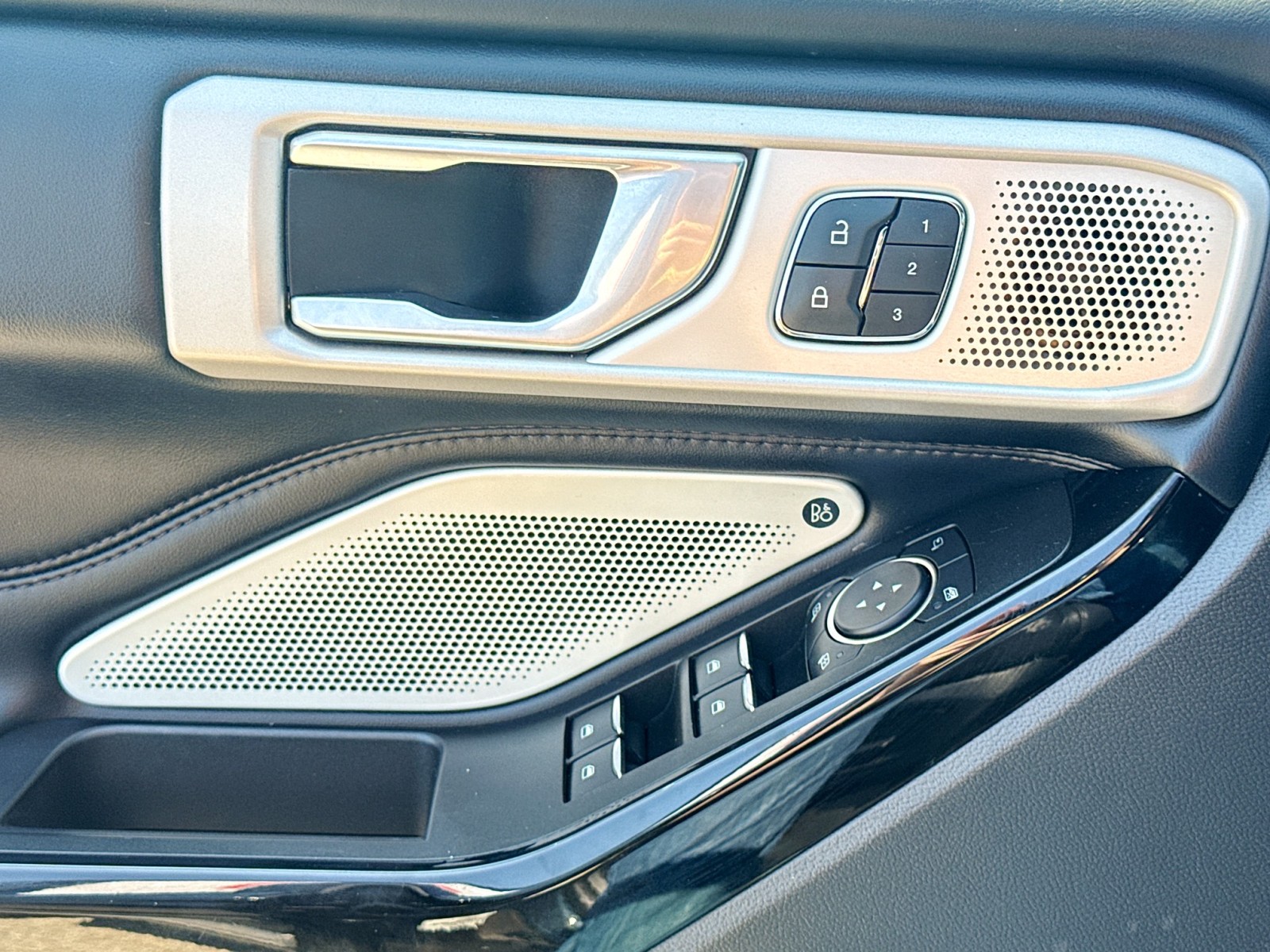 2022 Ford Explorer Platinum photo 17