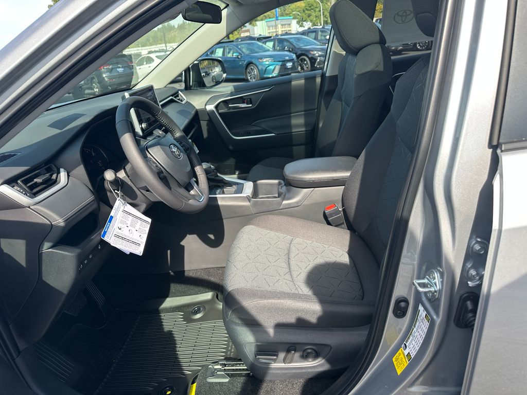 2025 Toyota RAV4 XLE photo 13