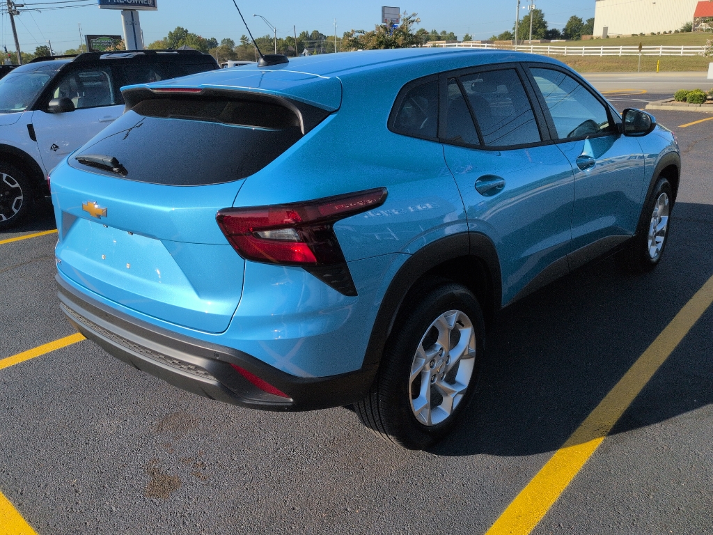2025 Chevrolet Trax LS photo 3