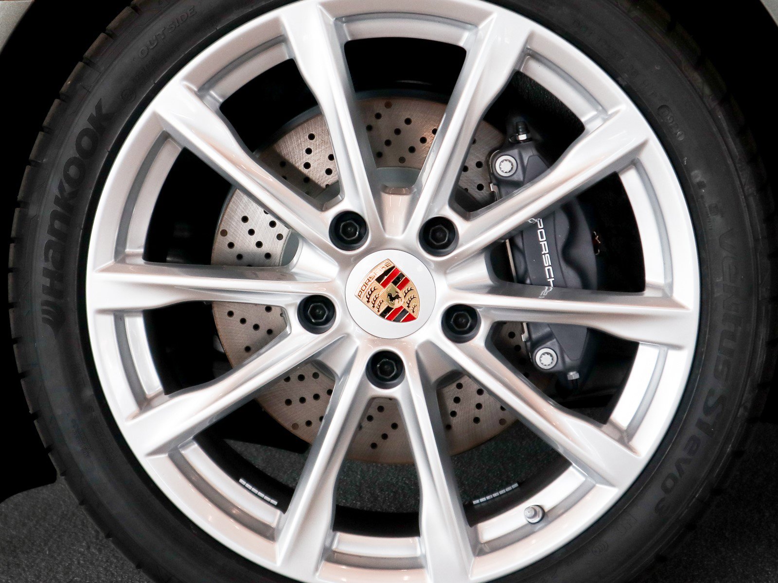 New 2025 Aventurine Green Metallic Porsche  image 15