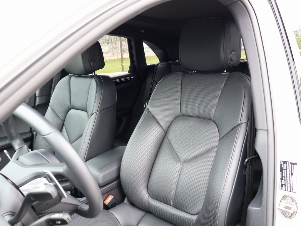 2025 Porsche Macan T photo 5