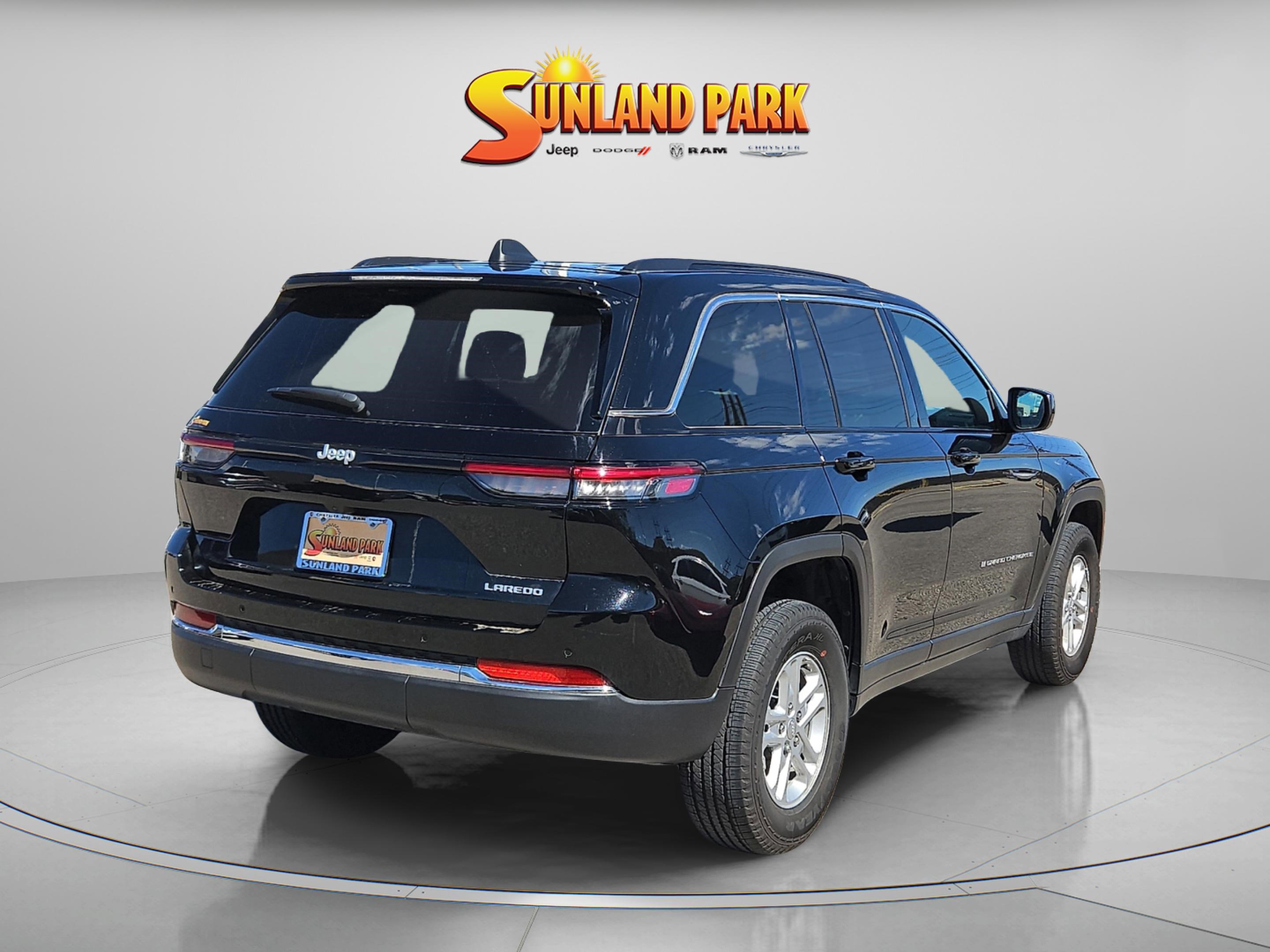 2025 Jeep Grand Cherokee Laredo photo 4