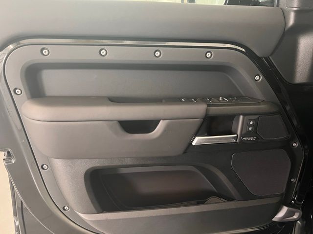 2025 Land Rover Defender 110 photo 9