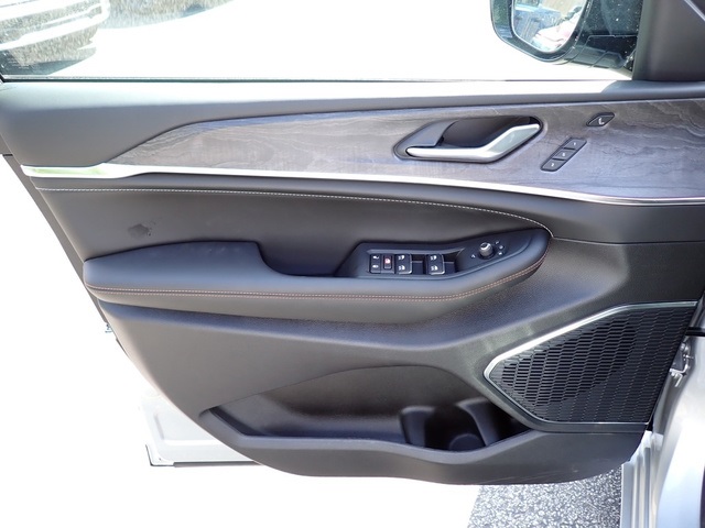 2025 Jeep Grand Cherokee Overland photo 14