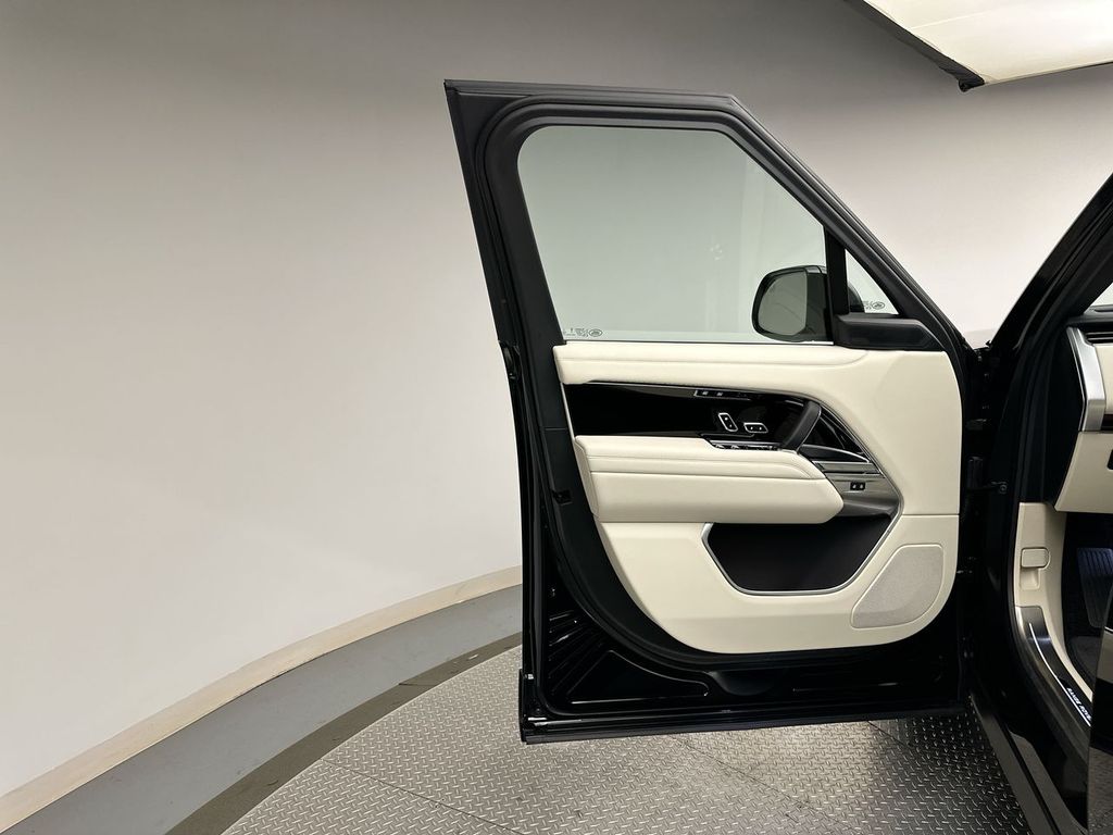 2025 Land Rover Range Rover SE photo 8