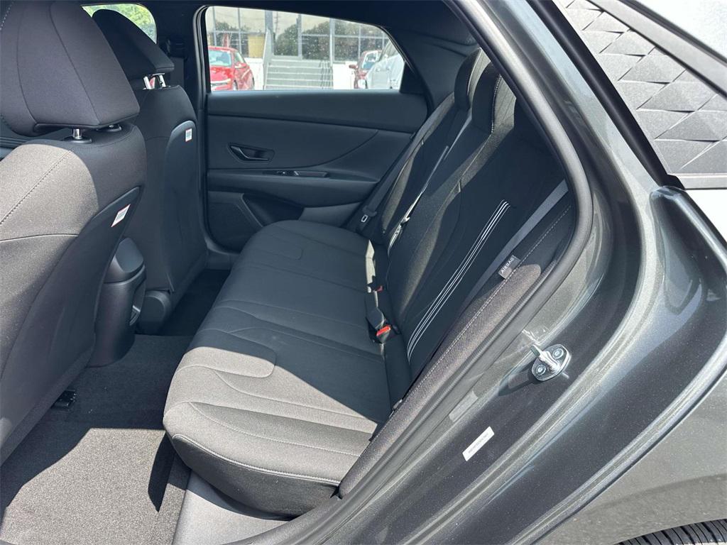 2025 Hyundai Elantra SEL Sport photo 13