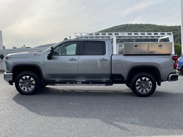 2025 Chevrolet Silverado 3500HD LT photo 4