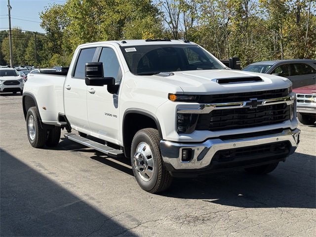 2025 Chevrolet Silverado 3500HD LT photo 2